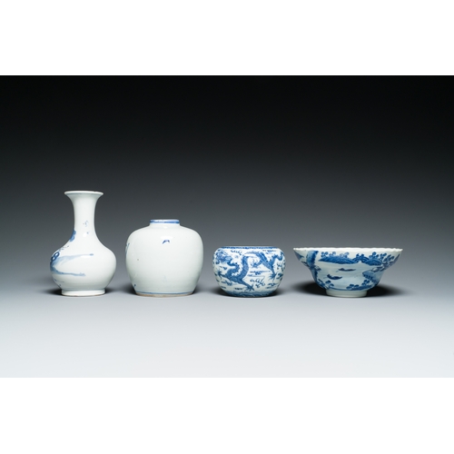 45 - A varied collection of Chinese blue and white wares, 19/20th C.Description:L.: 22 cm (the spoon)H.: ... 