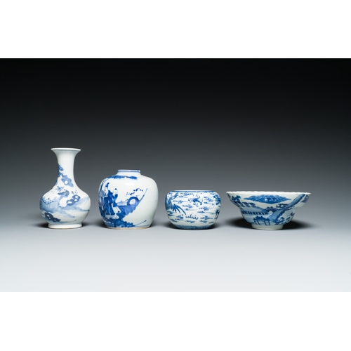 45 - A varied collection of Chinese blue and white wares, 19/20th C.Description:L.: 22 cm (the spoon)H.: ... 