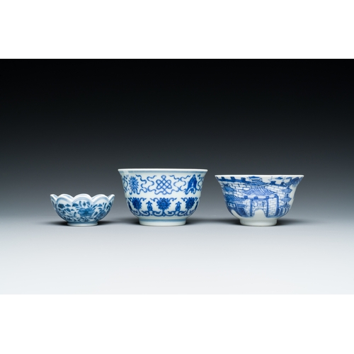 45 - A varied collection of Chinese blue and white wares, 19/20th C.Description:L.: 22 cm (the spoon)H.: ... 