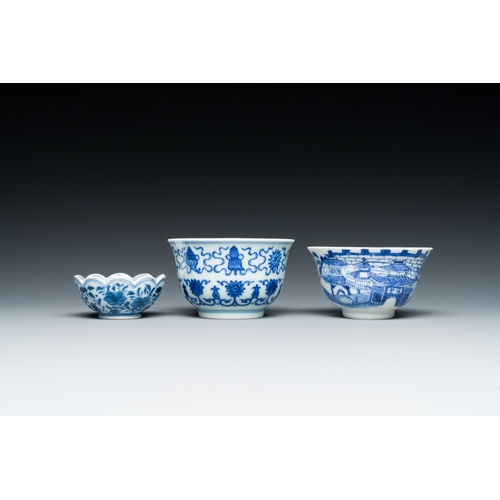 45 - A varied collection of Chinese blue and white wares, 19/20th C.Description:L.: 22 cm (the spoon)H.: ... 