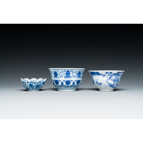 45 - A varied collection of Chinese blue and white wares, 19/20th C.Description:L.: 22 cm (the spoon)H.: ... 