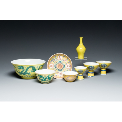 47 - A varied collection of Chinese yellow-ground porcelain, 19/20th C.Description:Dia.: 19 cm - H.: 9,5 ... 