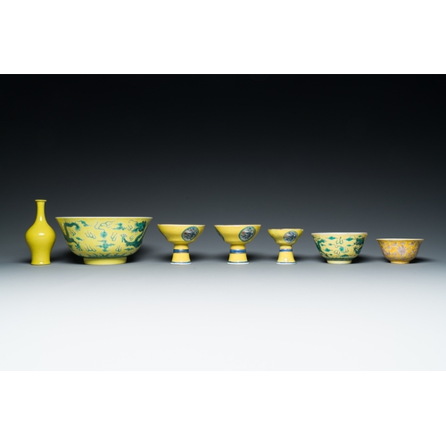 47 - A varied collection of Chinese yellow-ground porcelain, 19/20th C.Description:Dia.: 19 cm - H.: 9,5 ... 