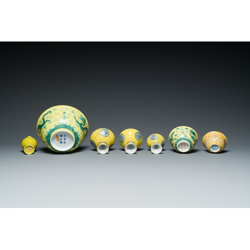 47 - A varied collection of Chinese yellow-ground porcelain, 19/20th C.Description:Dia.: 19 cm - H.: 9,5 ... 