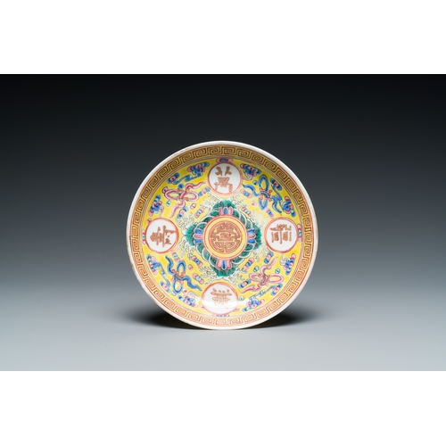 47 - A varied collection of Chinese yellow-ground porcelain, 19/20th C.Description:Dia.: 19 cm - H.: 9,5 ... 