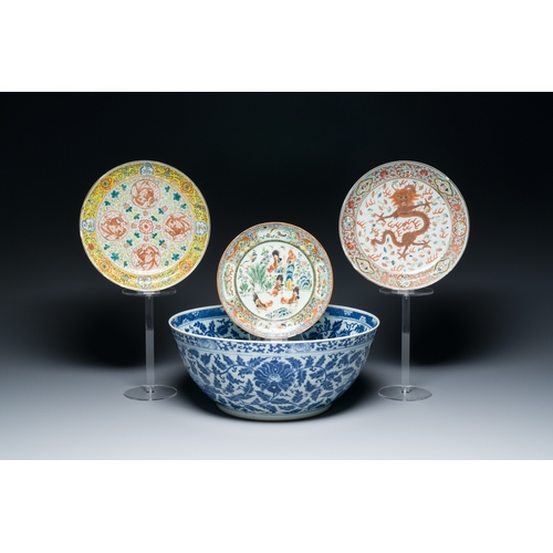 48 - A large Chinese blue and white 'lotus scrolls' bowl and three famille rose plates, 19/20th C.Descrip... 