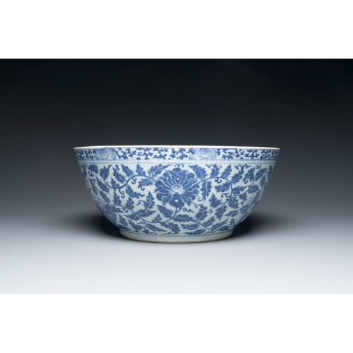 48 - A large Chinese blue and white 'lotus scrolls' bowl and three famille rose plates, 19/20th C.Descrip... 