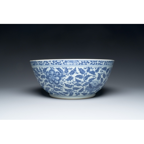 48 - A large Chinese blue and white 'lotus scrolls' bowl and three famille rose plates, 19/20th C.Descrip... 