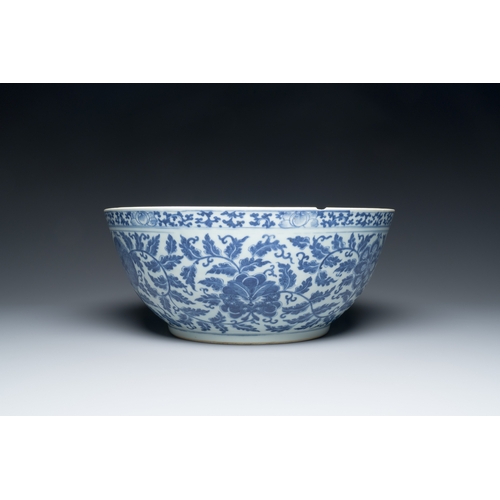 48 - A large Chinese blue and white 'lotus scrolls' bowl and three famille rose plates, 19/20th C.Descrip... 