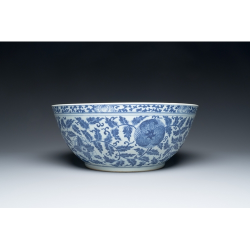 48 - A large Chinese blue and white 'lotus scrolls' bowl and three famille rose plates, 19/20th C.Descrip... 