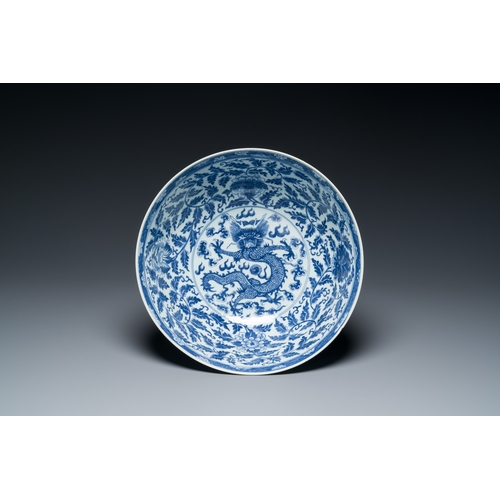 48 - A large Chinese blue and white 'lotus scrolls' bowl and three famille rose plates, 19/20th C.Descrip... 