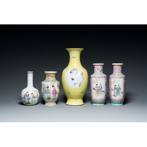 49 - Five Chinese famille rose vases, Qianlong marks, 20th C.Description:H.: 40,5 cm (the tallest vase)Co... 