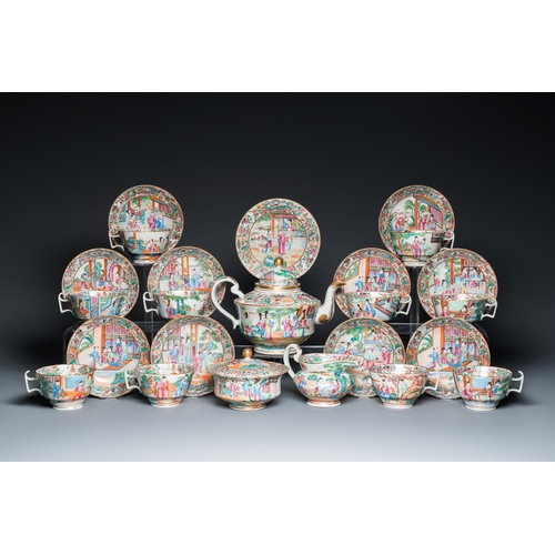 5 - A Chinese Canton famille rose 24-piece tea service, 19th C.Description:H.: 19 cm - L.: 28 cm (the te... 