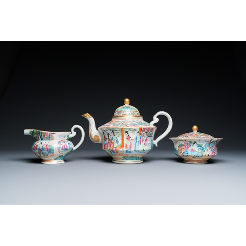 5 - A Chinese Canton famille rose 24-piece tea service, 19th C.Description:H.: 19 cm - L.: 28 cm (the te... 