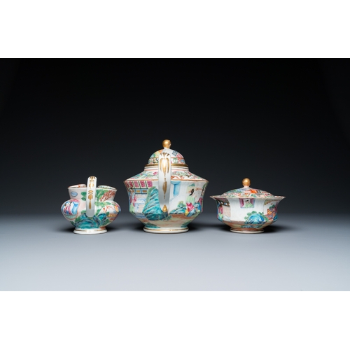 5 - A Chinese Canton famille rose 24-piece tea service, 19th C.Description:H.: 19 cm - L.: 28 cm (the te... 