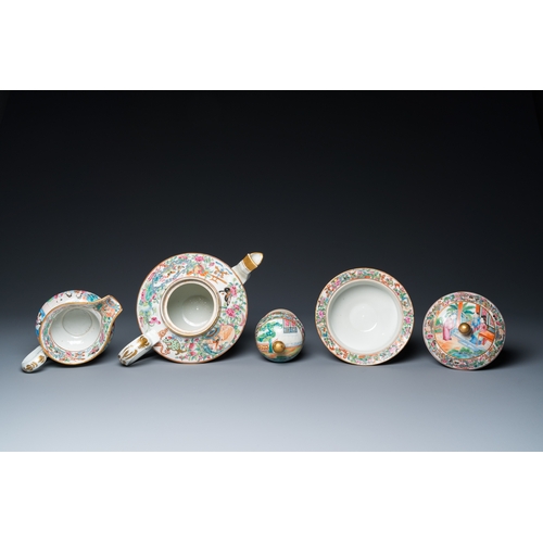 5 - A Chinese Canton famille rose 24-piece tea service, 19th C.Description:H.: 19 cm - L.: 28 cm (the te... 