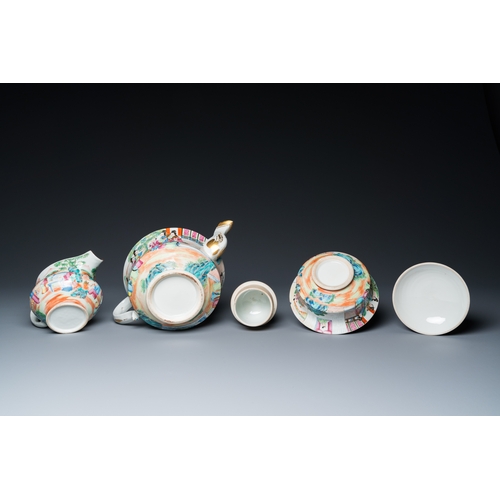 5 - A Chinese Canton famille rose 24-piece tea service, 19th C.Description:H.: 19 cm - L.: 28 cm (the te... 