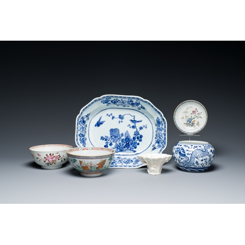 50 - A varied collection of Chinese porcelain, 18/19th C.Description:Dim.: 30,5 x 24,5 x 8 cm (the dish)D... 