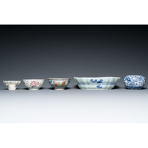 50 - A varied collection of Chinese porcelain, 18/19th C.Description:Dim.: 30,5 x 24,5 x 8 cm (the dish)D... 