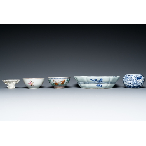 50 - A varied collection of Chinese porcelain, 18/19th C.Description:Dim.: 30,5 x 24,5 x 8 cm (the dish)D... 