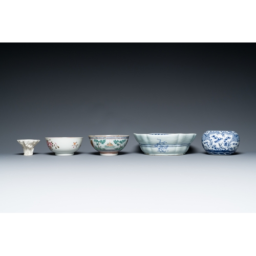 50 - A varied collection of Chinese porcelain, 18/19th C.Description:Dim.: 30,5 x 24,5 x 8 cm (the dish)D... 