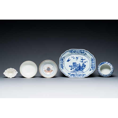 50 - A varied collection of Chinese porcelain, 18/19th C.Description:Dim.: 30,5 x 24,5 x 8 cm (the dish)D... 