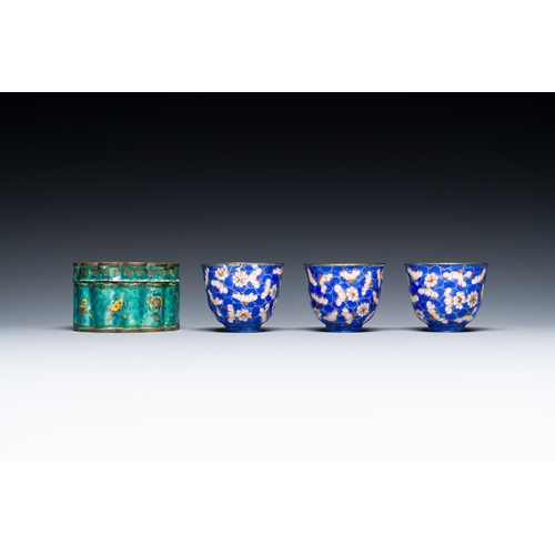 53 - A varied collection of Chinese porcelain and Canton enamel, 18/19th C.Description:H.: 35 cm (the tal... 