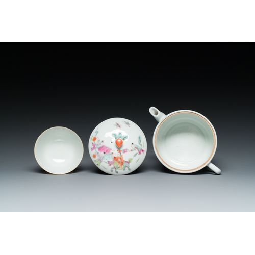 54 - A varied collection of Chinese and Japanese porcelain, 18th C. and laterDescription:Dia.: 30 cm - H.... 