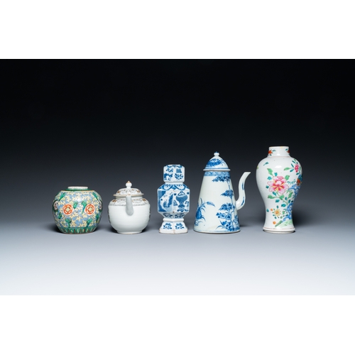 55 - A varied collection of Chinese porcelain, Kangxi and laterDescription:H.: 22,5 cm (the tallest vase)... 