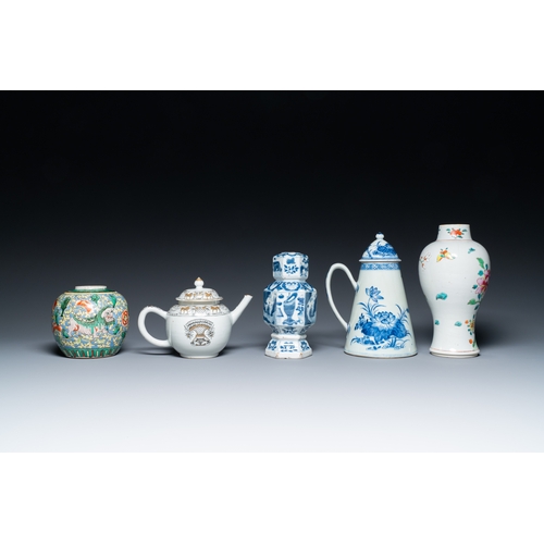 55 - A varied collection of Chinese porcelain, Kangxi and laterDescription:H.: 22,5 cm (the tallest vase)... 