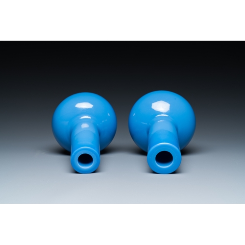 59 - A pair of Chinese turquoise-blue Peking glass bottle vases, QingDescription:H.: 16,5 cm Provenance:-... 