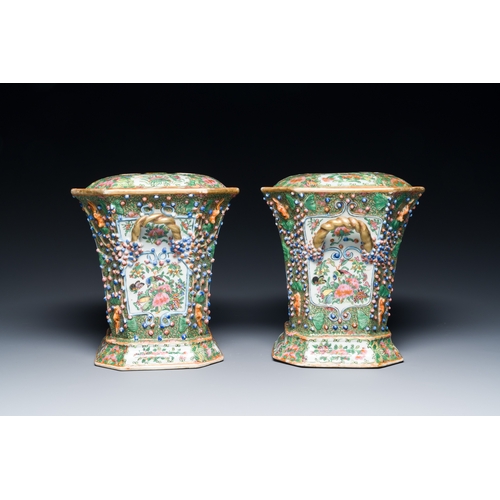 6 - A pair of Chinese Canton famille rose flower holders and covers, 19th C.Description:H.: 23,5 cmCondi... 