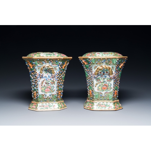 6 - A pair of Chinese Canton famille rose flower holders and covers, 19th C.Description:H.: 23,5 cmCondi... 