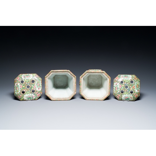 6 - A pair of Chinese Canton famille rose flower holders and covers, 19th C.Description:H.: 23,5 cmCondi... 