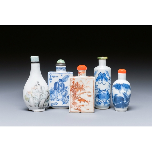 61 - Five Chinese blue and white, iron-red and qianjiang cai snuff bottles, 19/20th C.Description:H.: 9 c... 