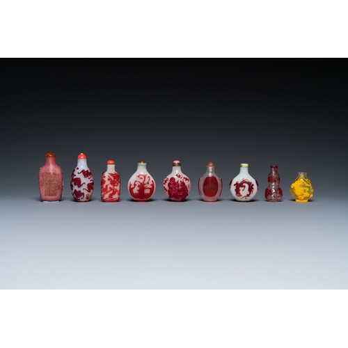 62 - 19 Chinese overlay Beijing glass snuff bottles, 19/20th C.Description:H.: 8,5 cm (the tallest bottle... 