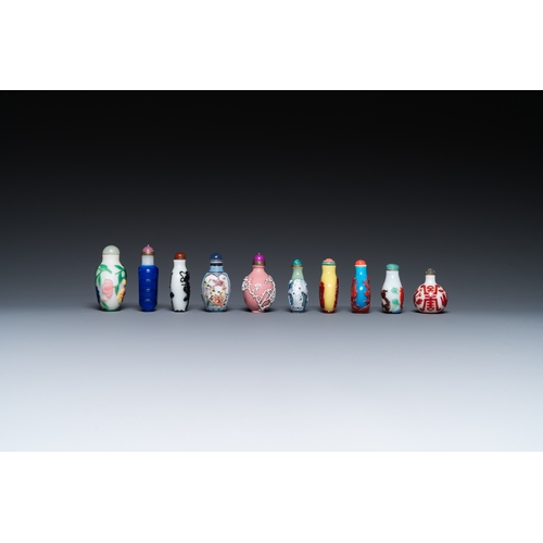 62 - 19 Chinese overlay Beijing glass snuff bottles, 19/20th C.Description:H.: 8,5 cm (the tallest bottle... 