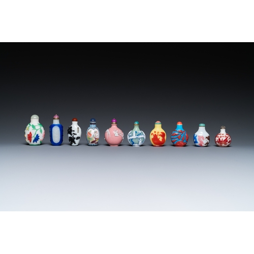 62 - 19 Chinese overlay Beijing glass snuff bottles, 19/20th C.Description:H.: 8,5 cm (the tallest bottle... 