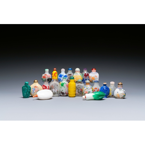 63 - A varied collection of Chinese snuff bottles in glass, hardstone and jade, 19/20th C.Description:H.:... 