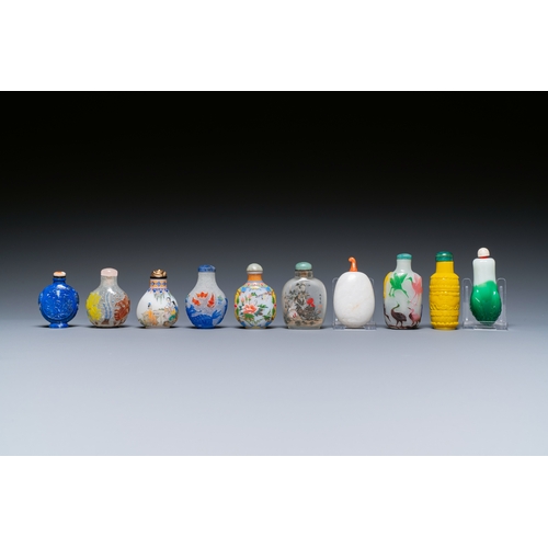 63 - A varied collection of Chinese snuff bottles in glass, hardstone and jade, 19/20th C.Description:H.:... 