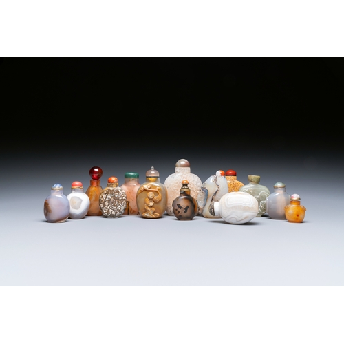 64 - Fourteen Chinese hardstone snuff bottles, 19/20th C.Description:H.: 9 cm (the tallest bottle, incl. ... 