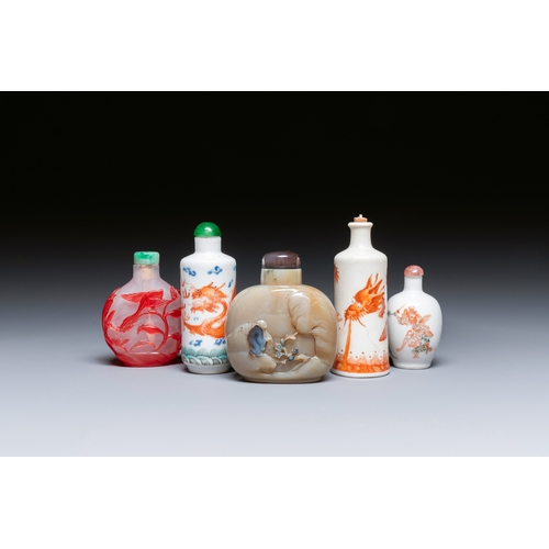 66 - Five Chinese porcelain, glass and agate snuff bottles, 19/20th C.Description:H.: 9 cm (the tallest b... 