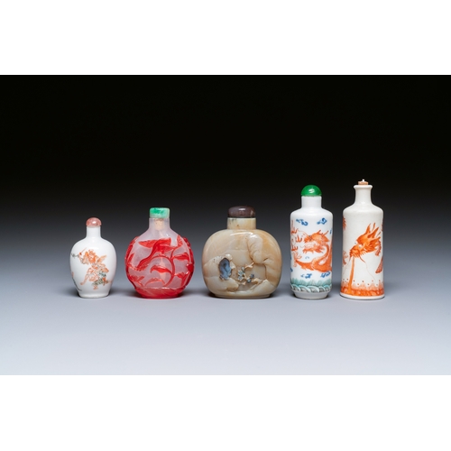 66 - Five Chinese porcelain, glass and agate snuff bottles, 19/20th C.Description:H.: 9 cm (the tallest b... 