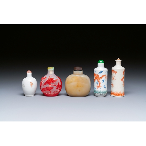 66 - Five Chinese porcelain, glass and agate snuff bottles, 19/20th C.Description:H.: 9 cm (the tallest b... 