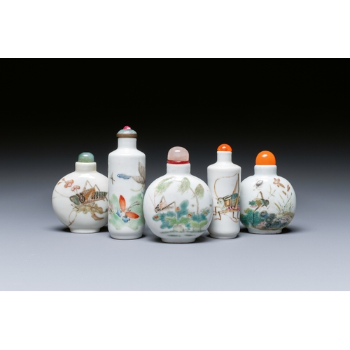 68 - Five Chinese famille rose 'grasshopper' and 'butterfly' snuff bottles, 19/20th C.Description:H.: 8,6... 