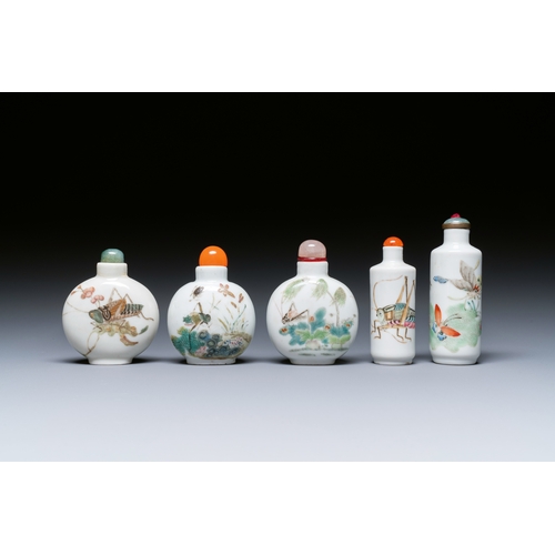 68 - Five Chinese famille rose 'grasshopper' and 'butterfly' snuff bottles, 19/20th C.Description:H.: 8,6... 