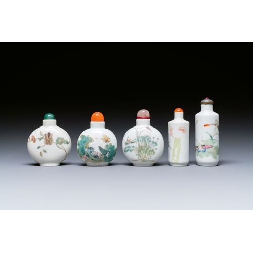 68 - Five Chinese famille rose 'grasshopper' and 'butterfly' snuff bottles, 19/20th C.Description:H.: 8,6... 