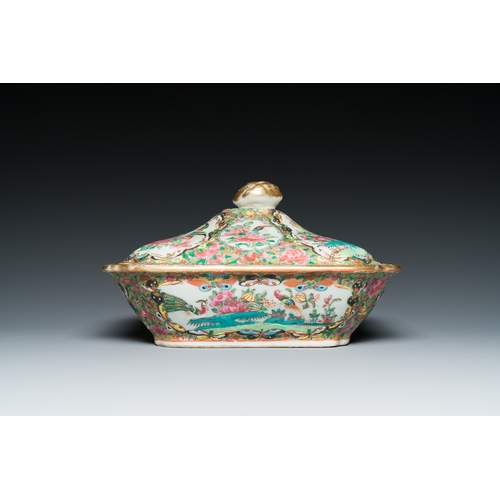 7 - Three Chinese Canton famille rose dishes and a tureen and cover, 19th C.Description:L.: 24 cm - H.: ... 