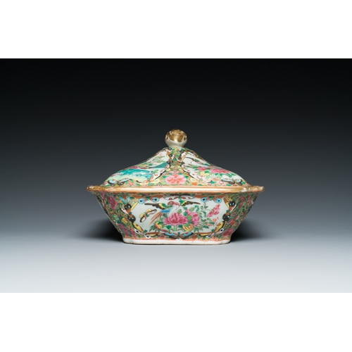 7 - Three Chinese Canton famille rose dishes and a tureen and cover, 19th C.Description:L.: 24 cm - H.: ... 