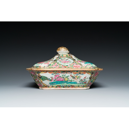 7 - Three Chinese Canton famille rose dishes and a tureen and cover, 19th C.Description:L.: 24 cm - H.: ... 